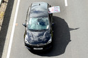 Een protesterende automobilist houdt in York het verkeer op, terwijl vanaf de achterbank een bord uit het raam wordt gestoken met de tekst: ‘Brandstofcrisis, langzaam aan’.
