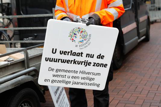 Archiefbeeld: Medewerkers van de gemeente plaatsen borden voor de vuurwerkvrije zone