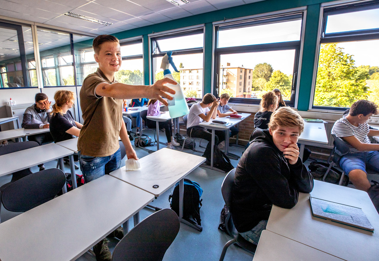 Er wordt afstand gehouden op het Almere College.  Beeld Raymond Rutting / de Volkskrant