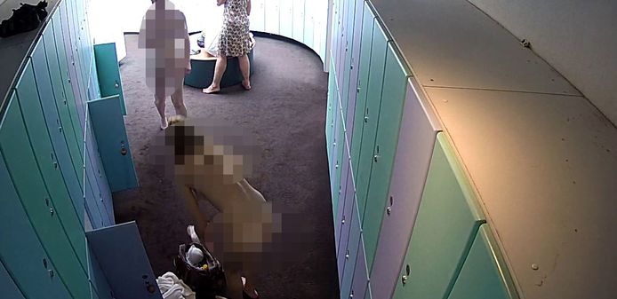 De kleedkamer van een sauna in het Gelderse Nederasselt werd gefilmd door een bewakingscamera.