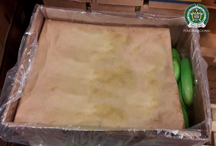 In deze dozen met groene bananen zat de cocaïne verstopt.