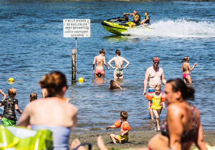 De Oude Tol in Oud-Beijerland wordt druk bezocht met dit warme weer.