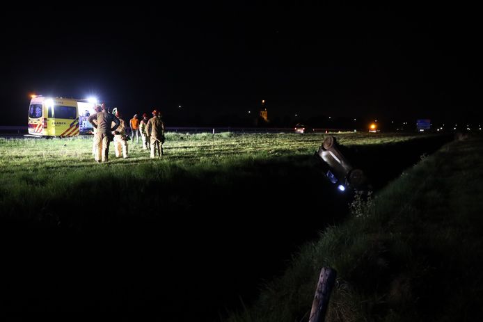 Een auto raakte op de A50 bij Sint-Oedenrode van de weg af en belandde ondersteboven in een sloot.