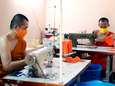Thaise monniken maken mondmaskers van gerecycleerd plastic 