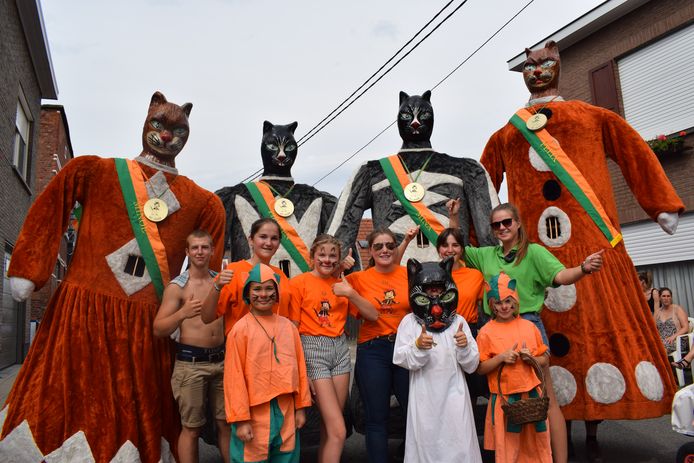 De Katse reuzen en de kinderen van de wijk openen elk jaar de Katte Kermisstoet.
