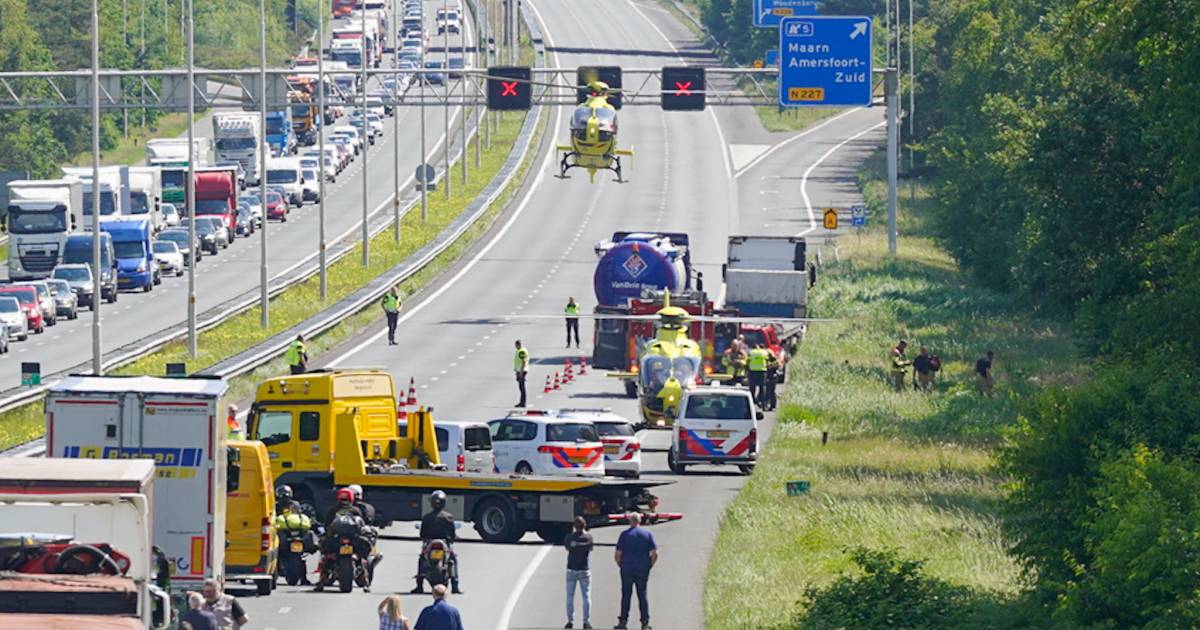 Twee gewonden bij ernstig ongeluk A28, snelweg volledig afgesloten.