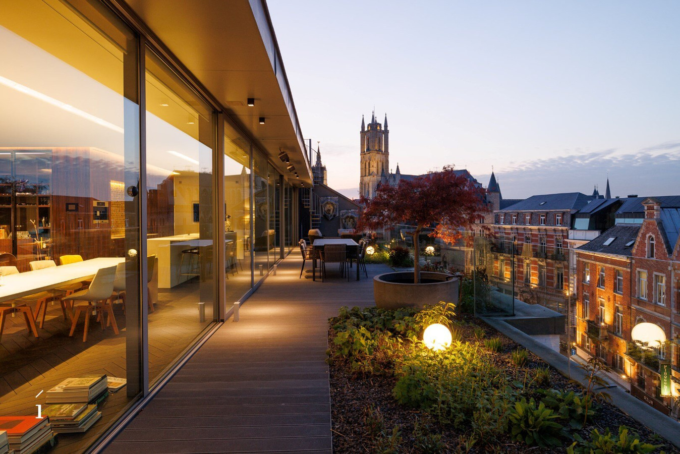 BINNENKIJKEN in het meest extravagante appartement van Gent met eigen