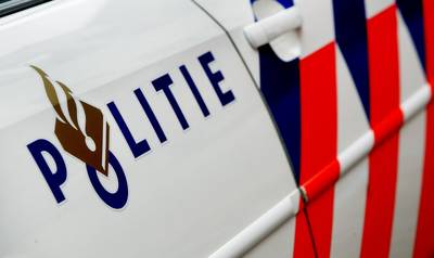 Politieauto op weg naar spoedmelding crasht bij keren op provinciale weg: drie voertuigen beschadigd