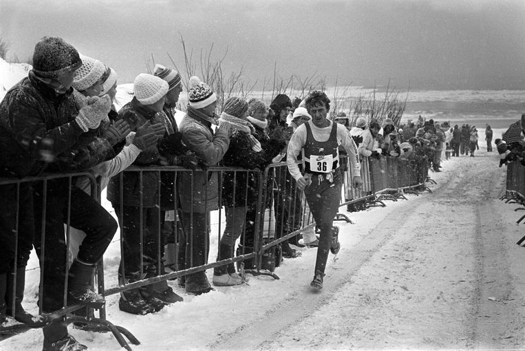 De halve marathon van Egmond in januari 1985. Op kop gaat Peter Rusman, die bewijst dat je heel goed uit de voeten kunt op een besneeuwd parcours. Beeld Spaarnestad Photo