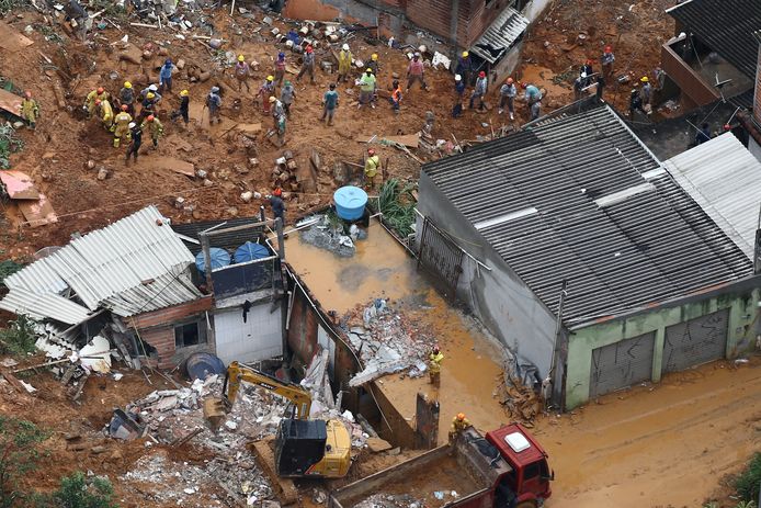 Onder de modder wordt gezocht naar overlevenden in Petrópolis.