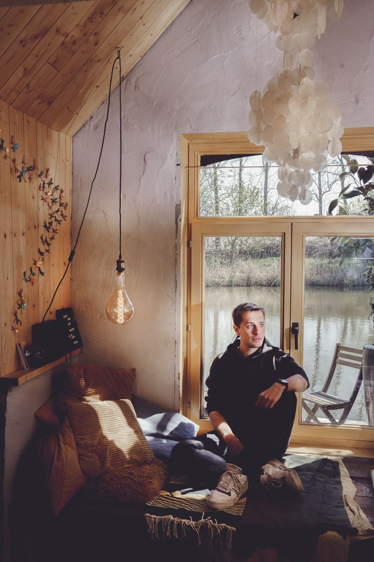 Vroeger verkoos hij verre vliegtuigreizen, nu beseft Sam De Bruyn dat hij even gelukkig is in een tiny house in pakweg Poelkapelle. Beeld © Stefaan Temmerman