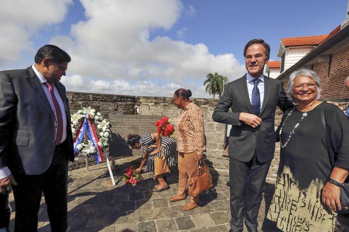 Premier Rutte heeft bij Fort Zeelandia een krans gelegd voor de vijftien slachtoffers van de decembermoorden in Suriname, in het bijzijn van nabestaanden.