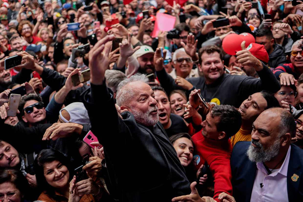 Presidentskandidaat Luiz Inácio Lula da Silva, omringd door aanhangers tijdens zijn campagnetournee.  Beeld Reuters