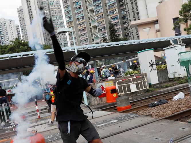Wegen geblokkeerd door megastaking Hong Kong, automobilist ramt wegblokkade van menigte