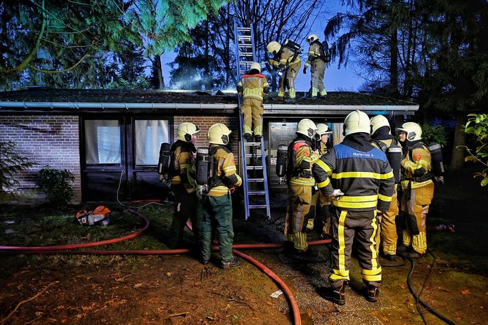 De brandweer rukte donderdagmiddag uit voor een brand in een chalet in Oisterwijk.
