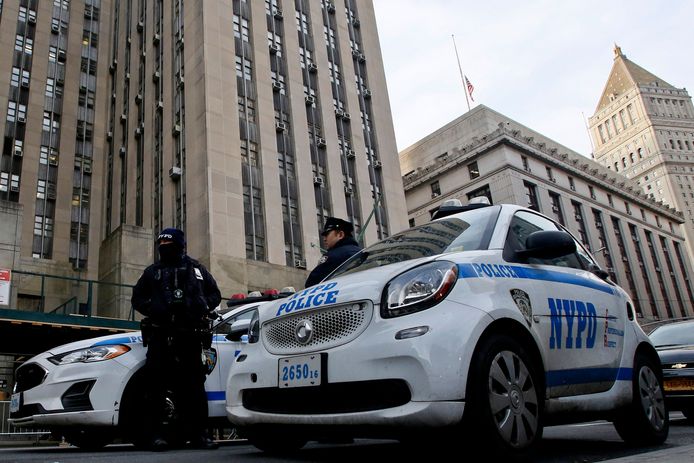 La puissante et pléthorique police municipale NYPD (36.000 policiers et 19.000 civils) a ordonné vendredi à tous ses agents et officiers de se déployer en uniforme sur la voie publique vendredi, et pour une semaine, selon des sources policières citées par la télévision NBC.