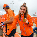 Frédérique Matla showt haar gouden medaille bij de huldiging in Scheveningen.