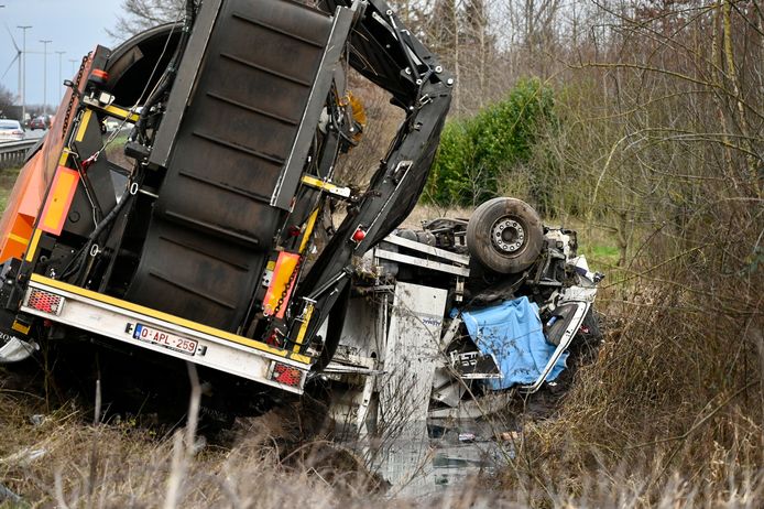 Destelbergen E17 zwaar ongeval met 2 vrachtwagens en met 1 dodelijk slachtoffer.