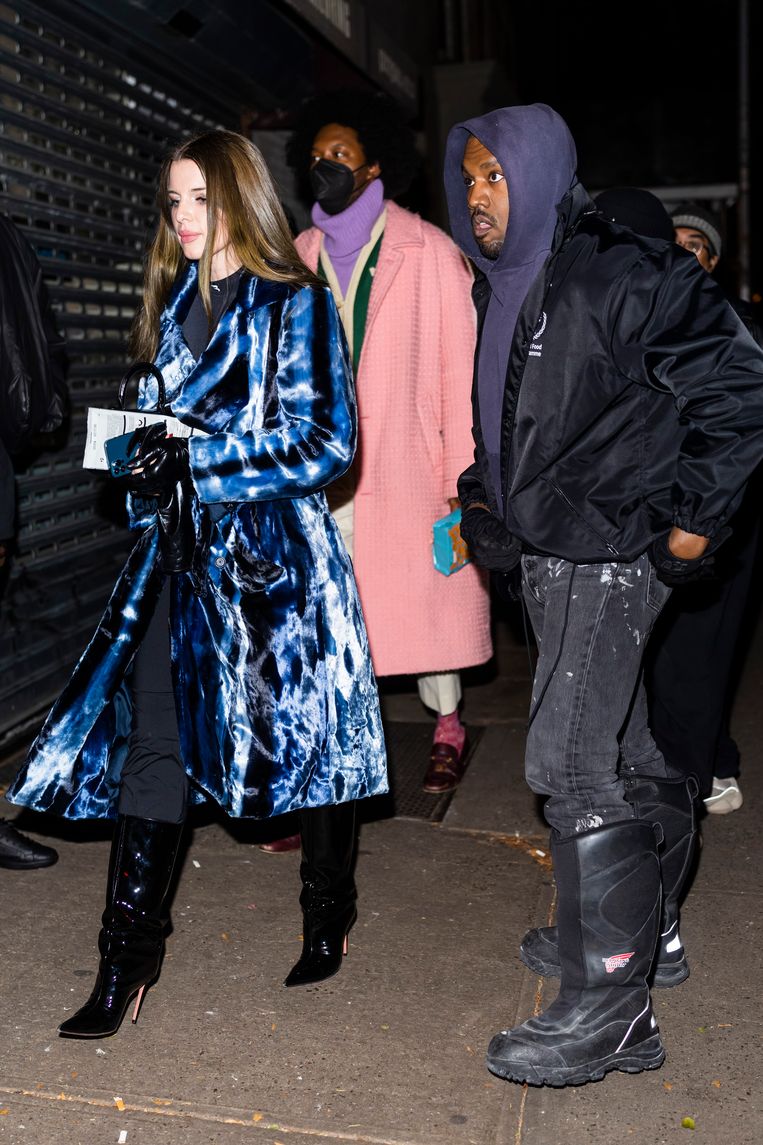 Julia Fox (links) en Kanye West in Greenwich Village, New York City, 4 januari 2022.  Beeld GC Images