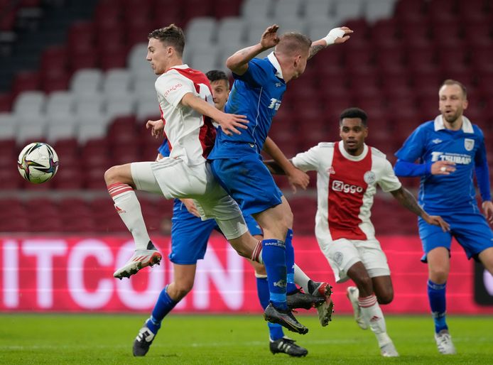 Youri Regeer gaat een duel aan met Kevin Cornet.