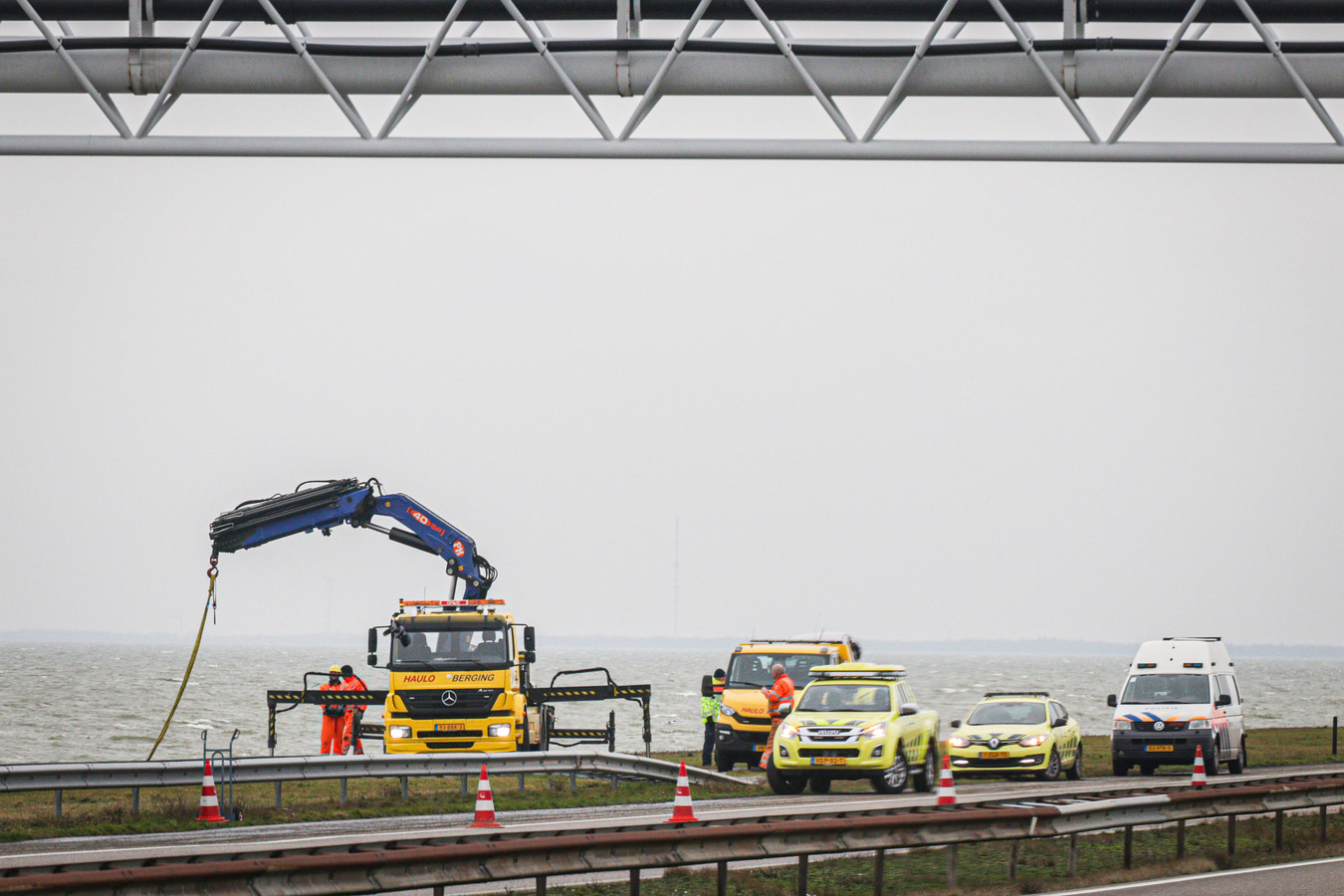 Auto raakt te water op Afsluitdijk, automobiliste overleden | Foto | AD.nl