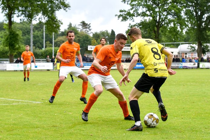 Duel tussen Lars Jochems (links) en Jasper Waalkens