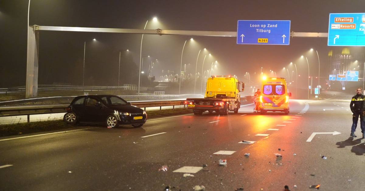 Automobilist gewond naar het ziekenhuis door botsing op de Midden-Brabantweg in Kaatsheuvel.