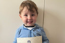 Teddy Hobbs, à 3 ans, avec son certificat d’admission chez Mensa