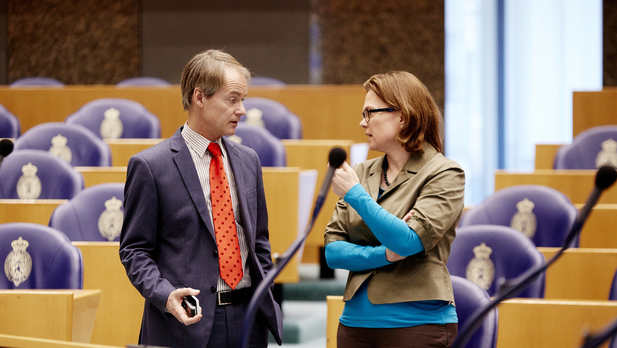 Harry van Bommel (SP) en Marit Maij (PvdA) in gesprek. Beeld anp