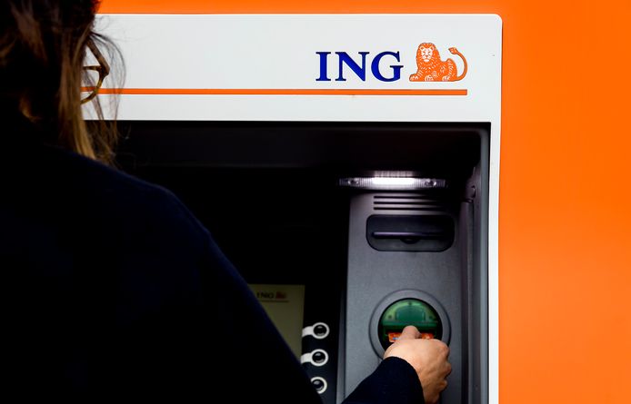 Een klant gebruikt een pinautomaat van de ING bank.