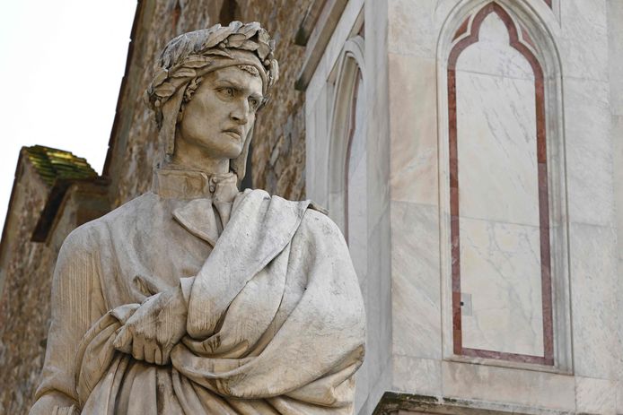 Een standbeeld van Dante Alighieri in Florence.
