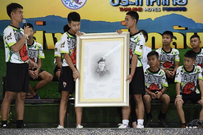 De jongens hebben allemaal een boodschap geschreven bij het portret van de overleden duiker Saman Gunan, dat naar zijn familie gestuurd zal worden. De jongens zullen allemaal als boeddhistische 'novice' monnik intreden om hun respect aan Gunan te betuigen.