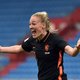 Oranjevrouwen strompelen naar het WK: kopbal Van der Gragt voorkomt op het nippertje de nederlaag