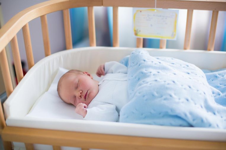 laat je baby een jaar lang in je kamer slapen de morgen