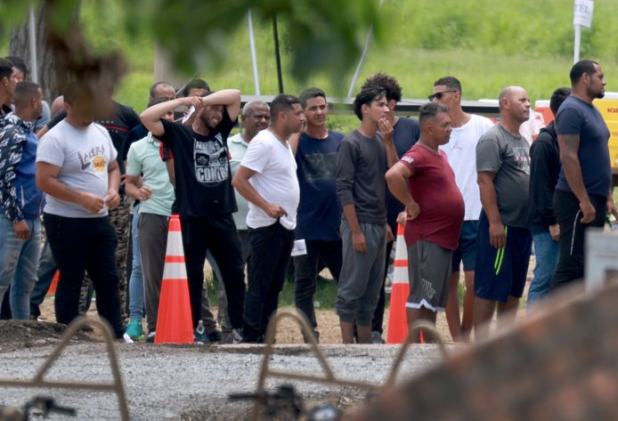Migranten wachten bij de drukke grensovergang in Brownsville, Texas.