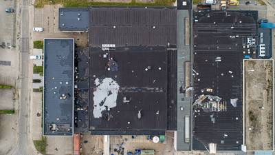 Grote schade bij bakkerij in Velp: delen van dak afgewaaid