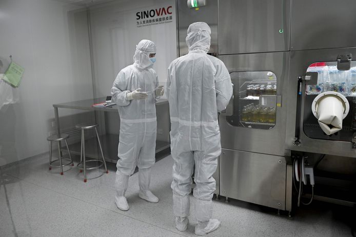 Twee onderzoekers in het laboratorium van Sinovac, een van de elf Chinese bedrijven die klinische tests mogen uitvoeren met veelbelovende vaccins.