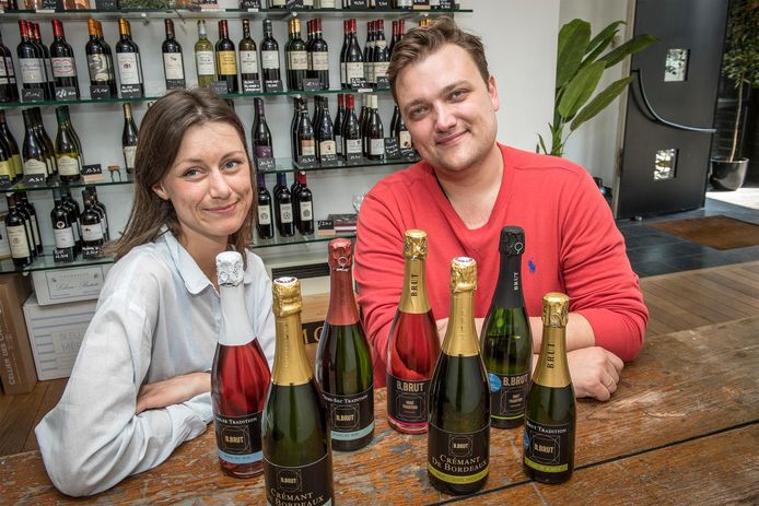 Lise Vandewalle en Nomi Penneman bij enkele van hun schuimwijnen.