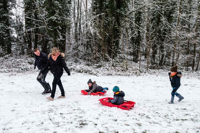 Aaron, Julian en Nicola spelen met hun ouders in de sneeuw.