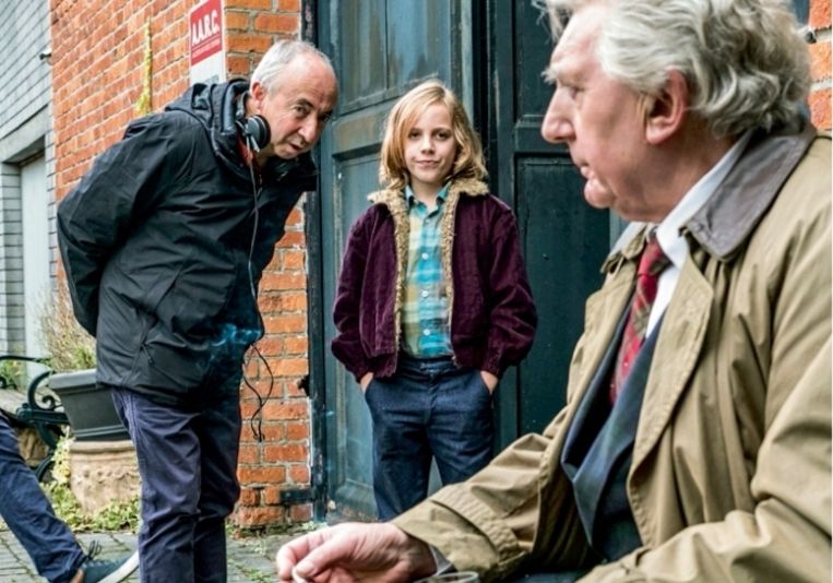 'Plots zag ik mezelf daar liggen, zwaargewond, in paniek' Stijn Coninx met Jan Decleir en de 11-jarige Mo Bakker, die de jonge David Van de Steen speelt Beeld 
