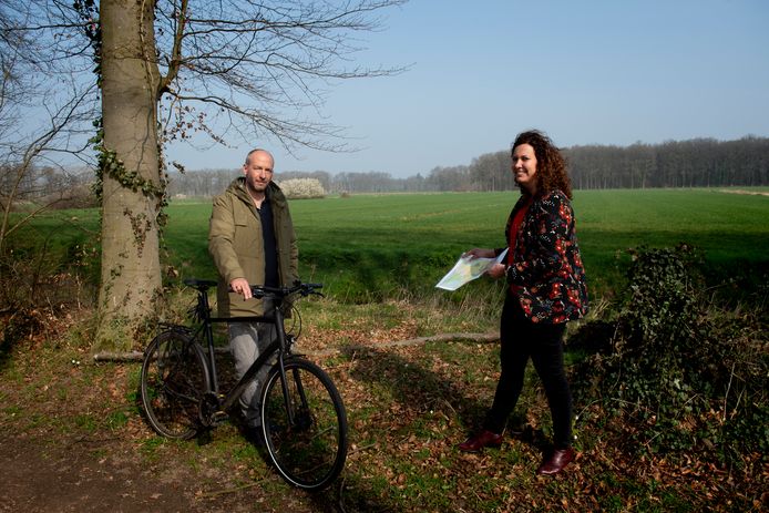 Jeroen Eikholt (l) en Anne Zekveld zien windmolens in het buitengebied van Brummen niet zitten.