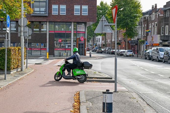Een deelscooter van Go Sharing bij het Stationsplein in Roosendaal.