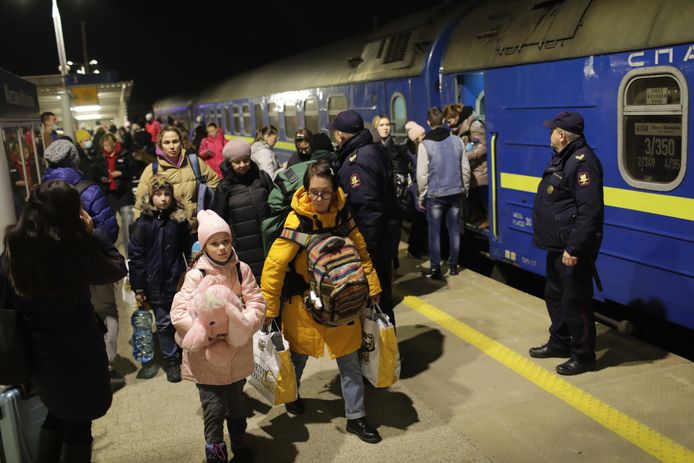 Oekraïense vluchtelingen bereiken het treinstation van Warschau in Polen. (26/02/2022)