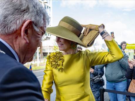 Fotoserie: Tijdens werkbezoek in Den Haag verloor Koningin Máxima bijna haar hoed
