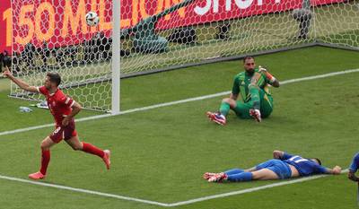 La Suisse crée la surprise, l'Italie prend la porte