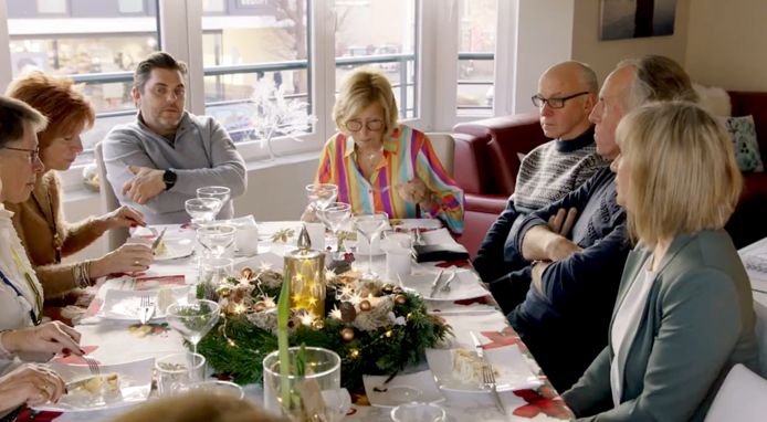 Jeroen Meus bij de tien broers en zussen die ok vijfitg jaar na het overlijden van hun ouders nog elke donderdag samenkomen.