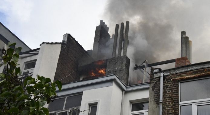 Un incendie s’est déclaré ce mardi midi avenue de la Couronne, à Ixelles. Une personne a été emmenée à l’hôpital.