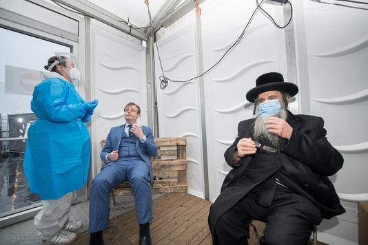 Antwerps burgemeester Bart De Wever (N-VA) en opperrabbijn Aron Schiff van Machsike Hadass, het overkoepelend orgaan van de Antwerpse joods-orthodoxe synagogen, lieten zich deze week testen in het testdorp op Spoor Oost.