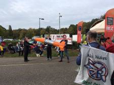 Actie bij de poort van Vliegbasis Volkel: weg die kernbommen