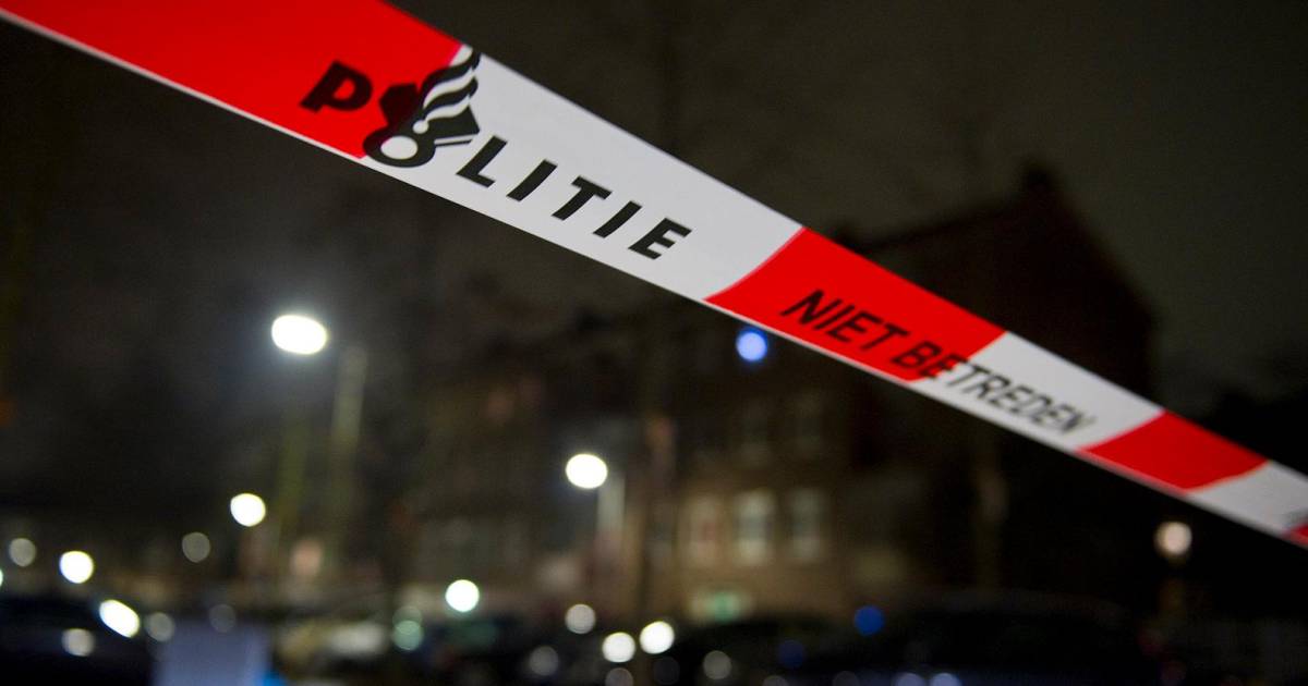 Wijkagenten kregen meldingen van overlast door de bewoner en over het komen en gaan van veel onbekende bezoekers bij de woning .